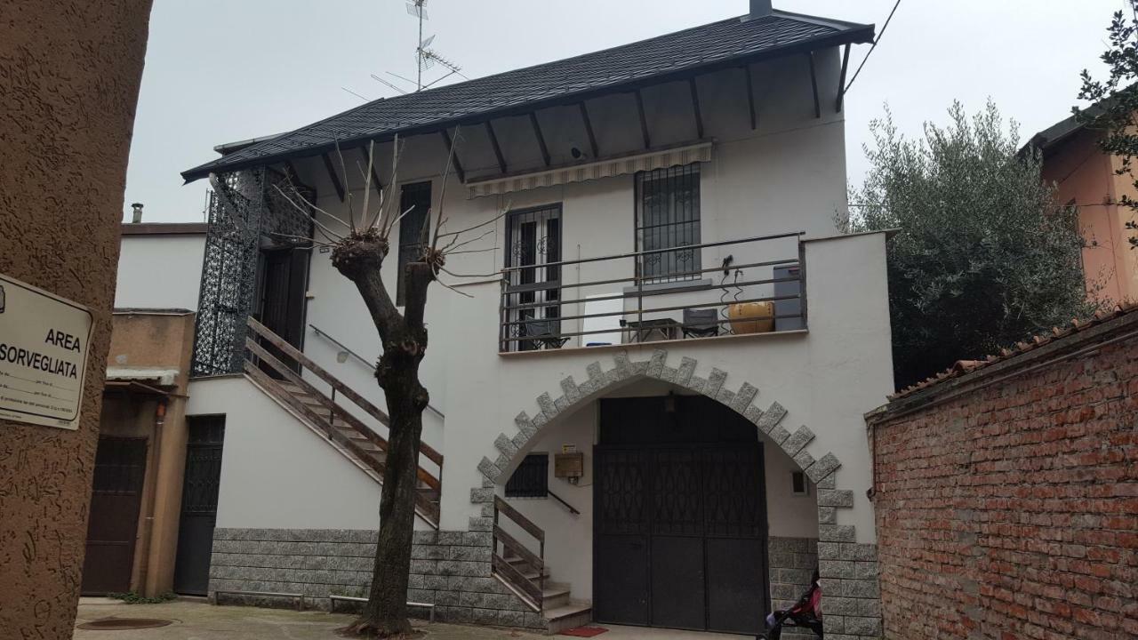 Typical Mountain Mansarda Close To Fiera Rho Milano Mind Перо Екстериор снимка